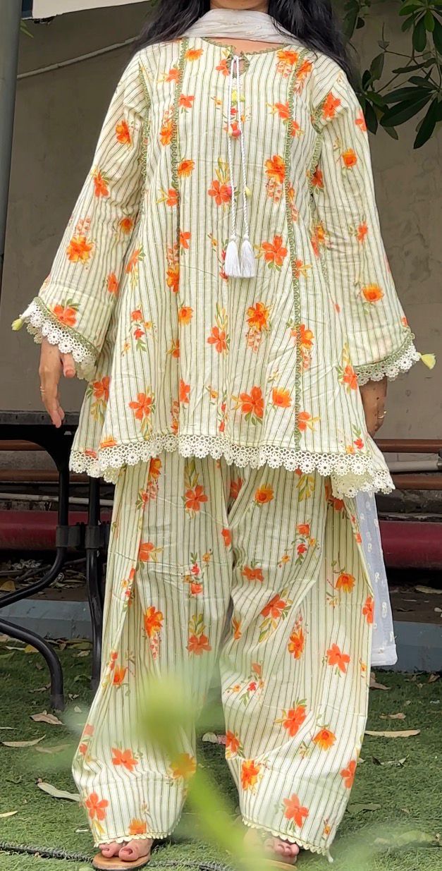VIRAL OFF WHITE WITH ORANGE FLOWERS