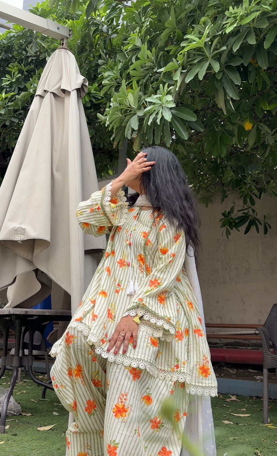 VIRAL OFF WHITE WITH ORANGE FLOWERS