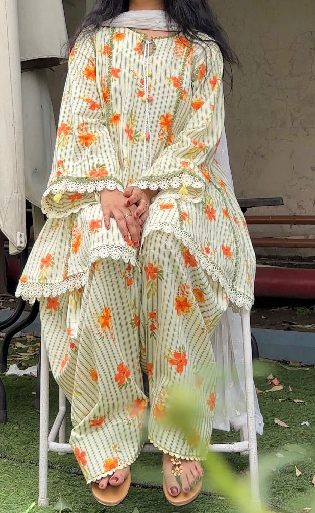 VIRAL OFF WHITE WITH ORANGE FLOWERS